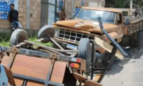 
				
					Motorista perde controle da direção e caminhão atropela 4 pessoas no extremo sul da Bahia
				
				