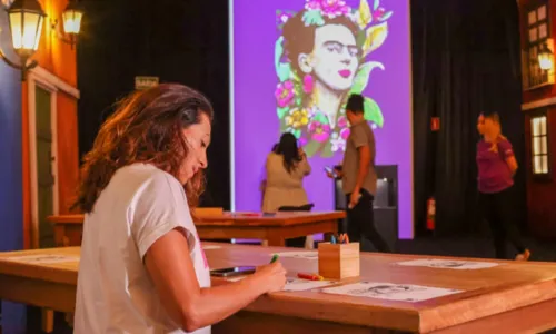 
				
					Exposição imersiva sobre Frida Kahlo desembarca em Salvador e oferece experiência única; saiba detalhes
				
				