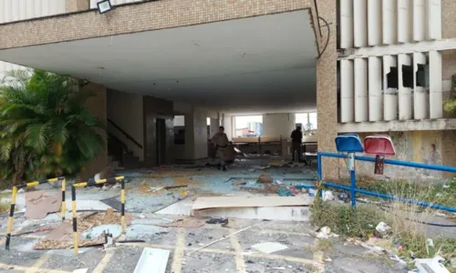 
				
					Três homens são presos suspeitos de furtar material de antigo Hospital Salvador
				
				