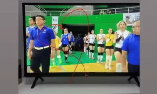 
				
					Juliana Paes se derrete por namorada em jogo de vôlei: 'Uma gatinha'
				
				