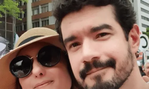 
				
					Um ano após divórcio, Paola Carosella assume namoro com fotógrafo
				
				
