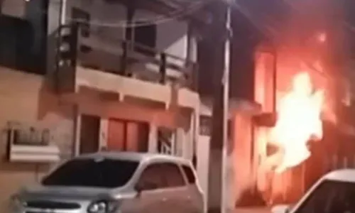 
				
					Incêndio em casa se aproxima da rede elétrica e assusta moradores de Mussurunga
				
				