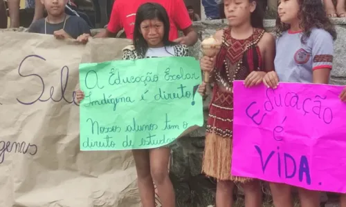 
				
					Indígenas fazem protesto por melhorias na educação e transporte em Porto Seguro
				
				
