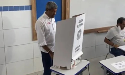 
				
					Jerônimo Rodrigues vota no Luís Viana, em Brotas, na manhã deste domingo (30)
				
				