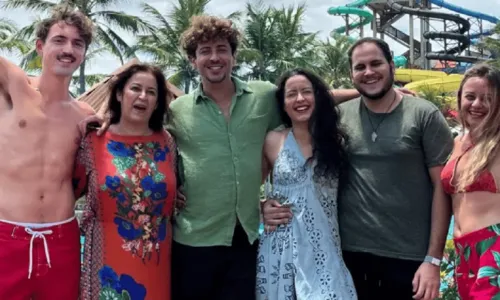
				
					Jesuíta Barbosa aproveita férias ao lado de namorado em resort aquático
				
				