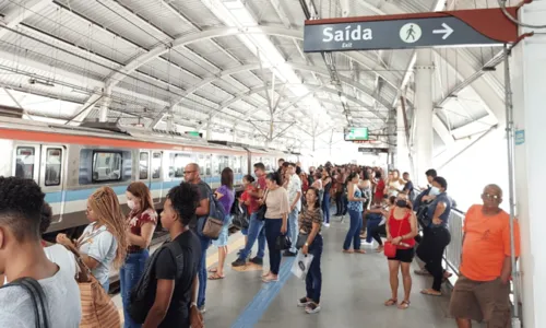 
				
					Trem apresenta problemas técnicos e passageiros lotam estações do metrô nesta segunda (24)
				
				