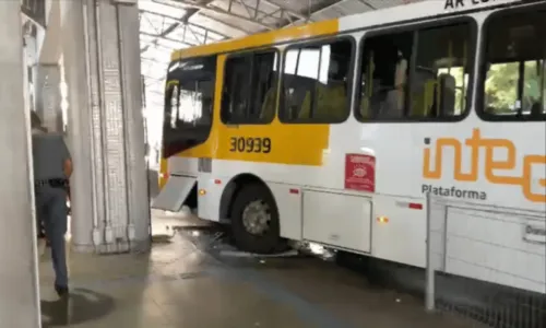 
				
					Motorista fica ferido após choque entre ônibus na Estação Mussurunga, em Salvador
				
				