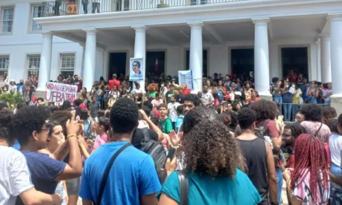 
				
					Alunos da UFBA fazem protesto contra corte de verbas das universidades federais; veja vídeo 
				
				