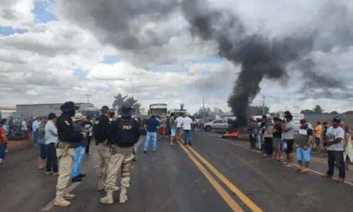 
				
					Caminhoneiros bolsonaristas protestam e fecham rodovias na Bahia; entenda situação
				
				