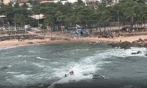
				
					Vídeo: turista inglês é resgatado com helicóptero após ficar 'ilhado' em pedras na praia de Itapuã
				
				