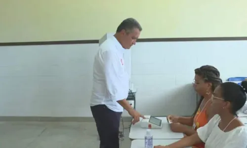
				
					Rui Costa vota no colégio Duque de Caxias, na Liberdade, em Salvador
				
				