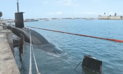 
				
					Submarino da Marinha do Brasil com 63 metros atraca em Salvador
				
				
