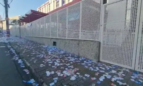 
				
					Vídeo: ruas de Salvador amanhecem sujas com santinhos
				
				