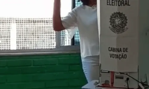 
				
					Candidatos ao Senado pela Bahia votam em diferentes partes do estado
				
				