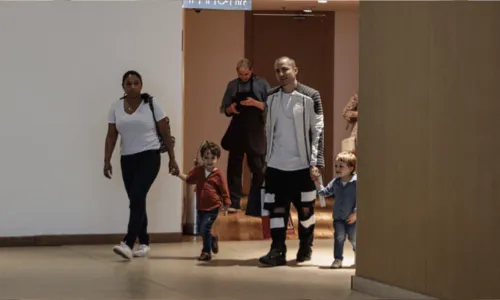 
				
					Thales Bretas curte companhia dos filhos durante passeio por shopping no Rio de Janeiro
				
				