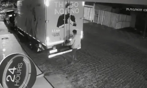 
				
					Homem tenta arrombar caminhão com equipamentos de Thiago Aquino e cantor se revolta: 'Não pode ficar na rua'
				
				