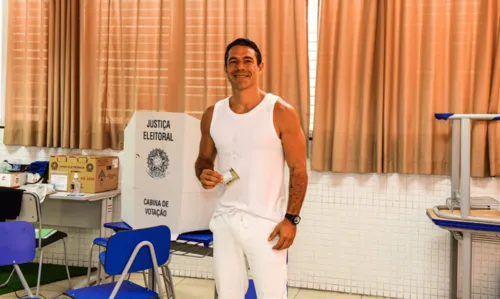 
				
					Famosos vão às urnas em todo o Brasil para o segundo turno das Eleições; acompanhe o voto dos artistas
				
				