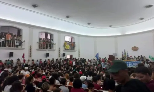 
				
					Alunos da UFBA fazem protesto contra corte de verbas das universidades federais; veja vídeo 
				
				