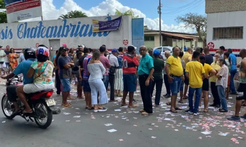 
				
					Portões são abertos e votação é iniciada; eleitores já formavam filas horas antes
				
				