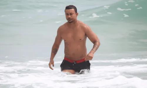 
				
					Famosos aproveitam dia de sol em praia do Rio de Janeiro; veja fotos
				
				