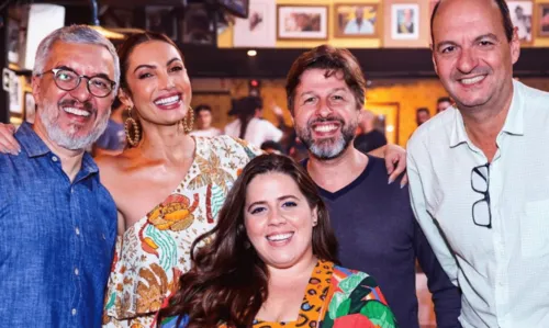 
				
					Patrícia Poeta comemora aniversário com samba e equipe do 'Encontro': 'Turma que amo'
				
				