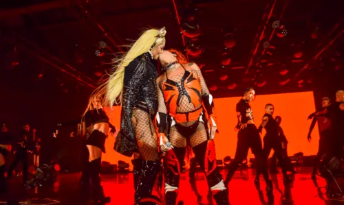 
				
					Pabllo Vittar dá beijão em Gloria Groove durante show lotado de artistas e web reage: 'A linguona'
				
				