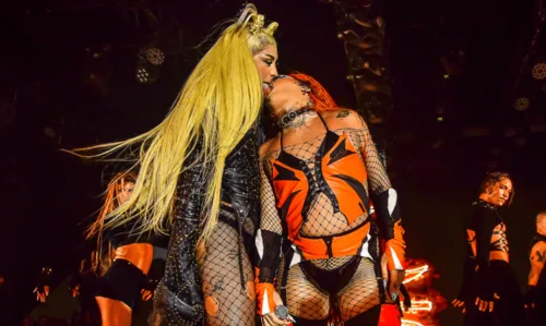 
				
					Pabllo Vittar dá beijão em Gloria Groove durante show lotado de artistas e web reage: 'A linguona'
				
				