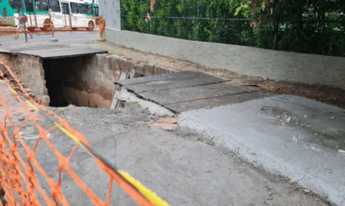 
				
					Chuva provoca abertura de cratera com 10 metros de largura em Salvador; veja fotos
				
				