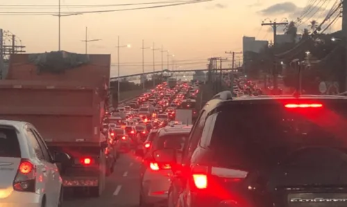 
				
					Homem morre após motocicleta bater em caminhão na Av. Paralela; trânsito fica congestionado
				
				