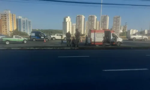 
				
					Homem morre após motocicleta bater em caminhão na Av. Paralela; trânsito fica congestionado
				
				