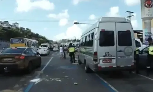 
				
					Motorista de van desmaia, perde controle da direção e atropela feirante na Feira de São Joaquim
				
				