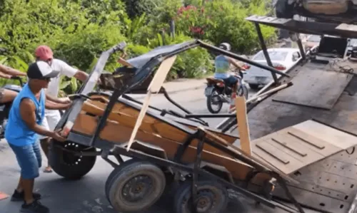 
				
					Motorista perde controle da direção e caminhão atropela 4 pessoas no extremo sul da Bahia
				
				