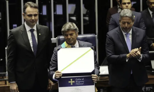 
				
					Fux é condecorado no Senado; discurso exalta democracia
				
				