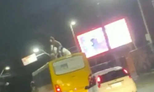 
				
					Homens são flagrados 'surfando' no teto de ônibus em Salvador
				
				