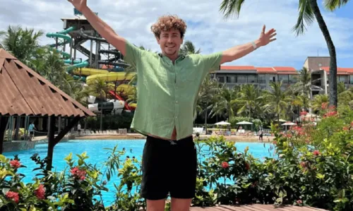 
				
					Jesuíta Barbosa aproveita férias ao lado de namorado em resort aquático
				
				