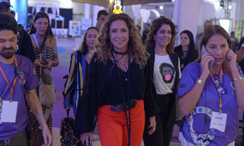 
				
					Daniela Mercury marca presença Expo Carnaval Brazil e fala dos 30 anos de álbum 'O Canto da Cidade'
				
				