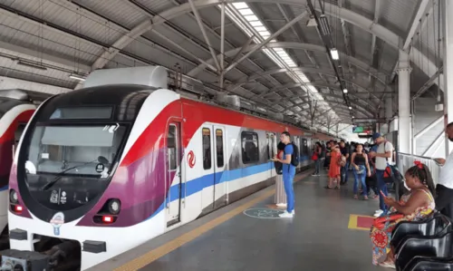 
				
					Trem apresenta problemas técnicos e passageiros lotam estações do metrô nesta segunda (24)
				
				