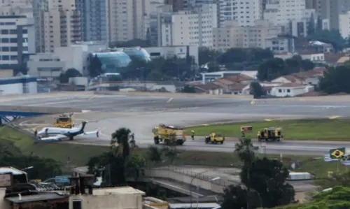 
				
					Pista principal do Aeroporto de Congonhas é interditada após pneu de avião estourar e voos são atrasados
				
				