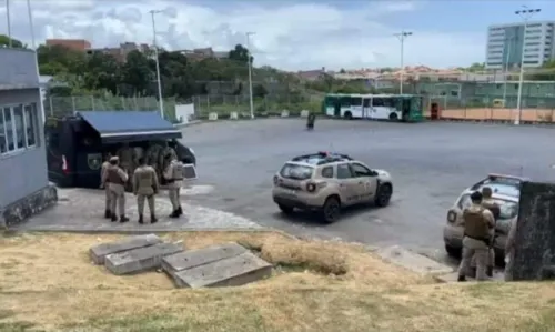 
				
					PM descarta presença de bomba em ônibus na Estação Mussurunga após escanear artefato
				
				