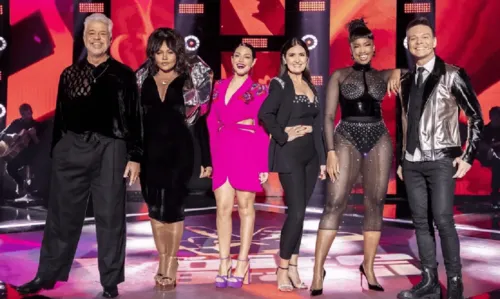 
				
					'The Voice Brasil': Fátima Bernardes posa ao lado de técnicos; confira fotos
				
				