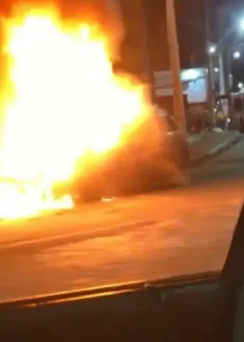 
				
					Carro fica destruído após pegar fogo na orla de Salvador
				
				