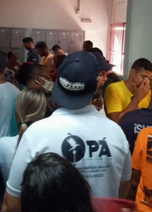 
				
					Locais de votação registram confusão e longas filas em Salvador
				
				