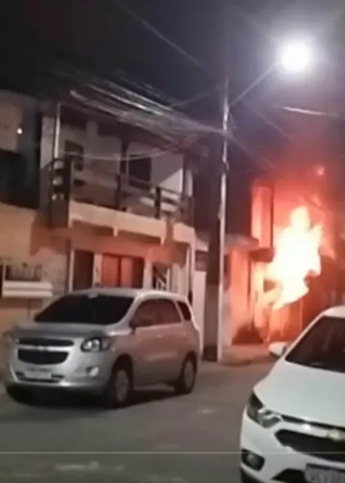 
				
					Incêndio em casa se aproxima da rede elétrica e assusta moradores de Mussurunga
				
				