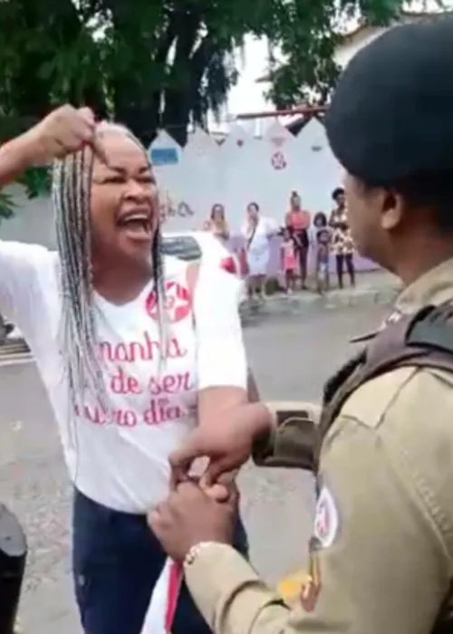 
				
					Deputada Olivia Santana discute com policiais militares, que acusam boca de urna; vídeo
				
				