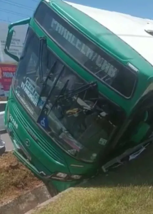 
				
					Ônibus tomba e deixa feridos na Avenida Paralela, em Salvador
				
				