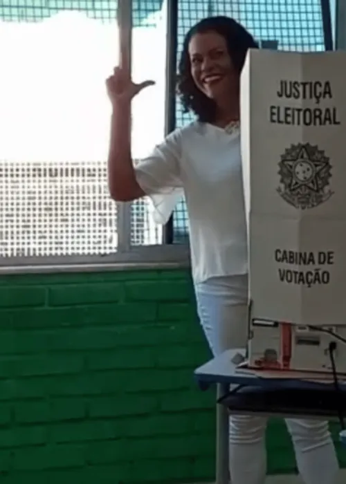 
				
					Candidatos ao Senado pela Bahia votam em diferentes partes do estado
				
				