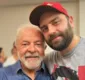 
                  Filho de Lula posta foto com pai após vitória e chama atenção na web: 'gato'
