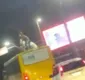 
                  Homens são flagrados 'surfando' no teto de ônibus em Salvador