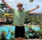 
                  Jesuíta Barbosa aproveita férias ao lado de namorado em resort aquático