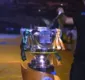 
                  Vampeta joga 'água benta' e sal grosso na taça da Copa do Brasil; veja